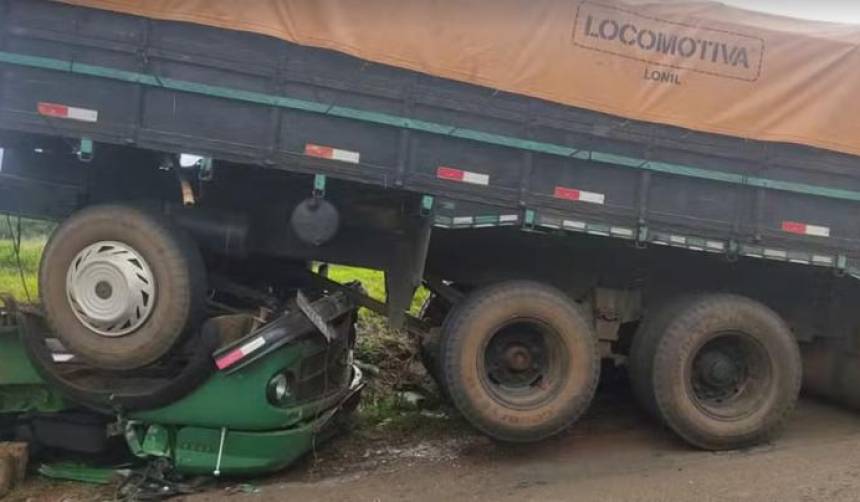 Carrocería de un camión de alto tonelaje se suelta y aplasta la cabina de otro motorizado