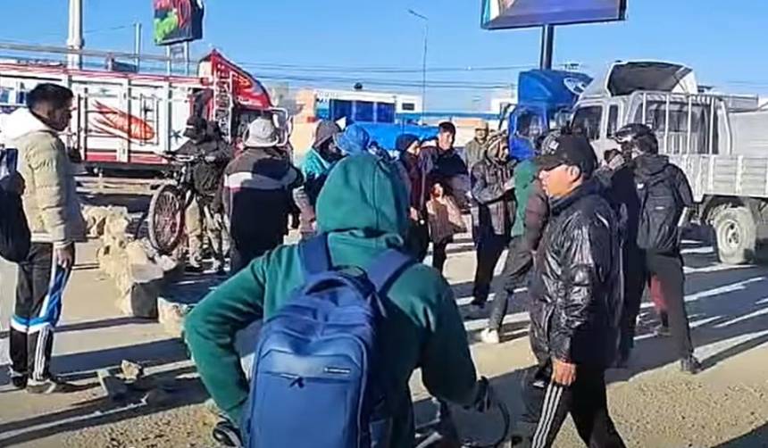 “Están cobrando por pasar”: Bloqueadores y pobladores se enfrentan en Oruro