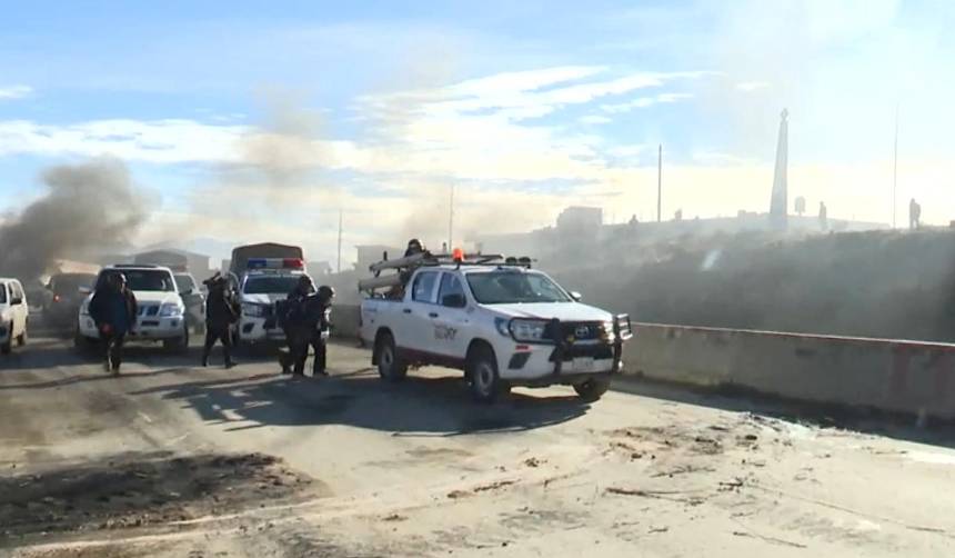 Bloqueadores lanzan piedras contra policías y militares en Apacheta, en la ruta La Paz-Oruro
