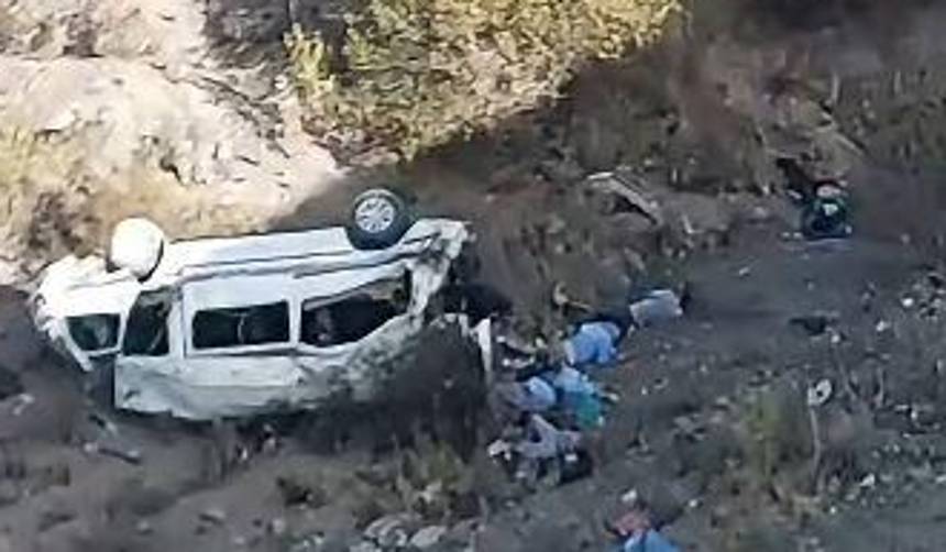Minibús se precipita a un barranco en la carretera a Palca y deja varios heridos