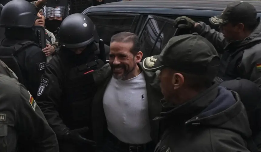 Camacho vuelve a Santa Cruz y puede buscar la reelección, señalan desde Creemos