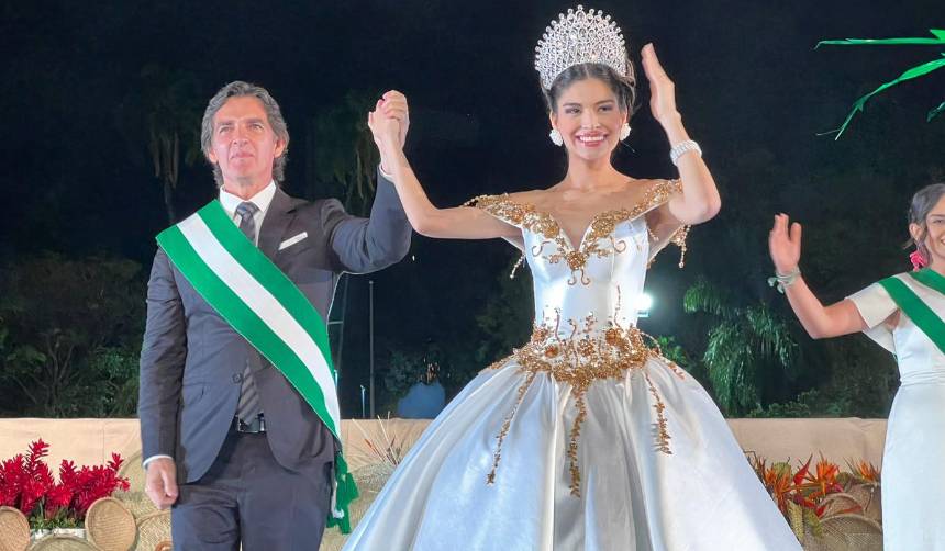 Entre aplausos y tradición, Camila Zenteno es coronada Reina de Santa Cruz