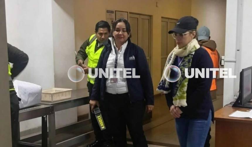 La exdirectora de YPFB, Daniela Durán fue llevada a La Paz para responder por el caso gasolina desestabilizada