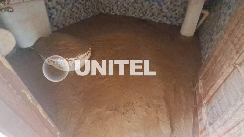 La tierra ingresó a distintos espacios de las viviendas y acumuló varios centímetros