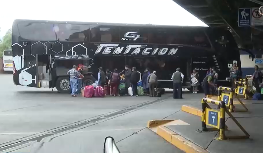 Falta de diésel dispara precio de pasajes en Cochabamba y empresas reducen salida de buses