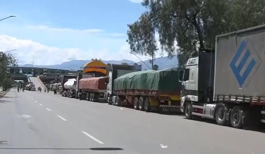 Se registran filas por diésel este domingo en Cochabamba